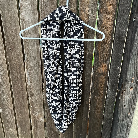 Aztec Black & Cream Infinity Jersey Knit Scarf O/S - Picture 3 of 11